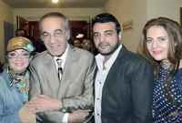 رانيا وعمرو محمود ياسين مع والدتهم الفنانة شهيرة
