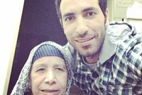 النجم محمد أبو تريكة مع والدته
