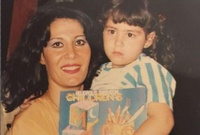 لقطة نادرة لمنة شلبي مع والدتها 