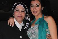 ميرهان حسين مع والدتها

