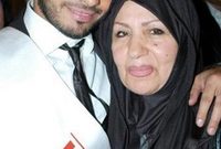 تامر حسني مع والدته
