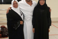 حسن الرداد مع والدته وشقيقته
