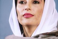 دخلت عالم السياسة للدفاع عن سمعة والدها الذي أعدم بعد انقلاب الجنرال ضياء الحق فأصبحت أصغر رئيسة وزراء في تاريخ باكستان