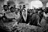 تولت رئاسة وزراء باكستان لأول مرة عام 1988 كأول امرأة تتولى رئاسة الحكومة بدولة اسلامية في العصر الحديث