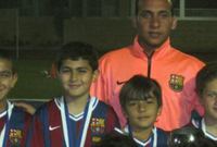علاقة عمر بالكرة بدأت وهو في سن الثامنة من عمره، عندما التحق بأكاديمية برشلونة الإسباني، ولعب أيضًا ضمن صفوف أكاديمية أتلتيكو مدريد 
